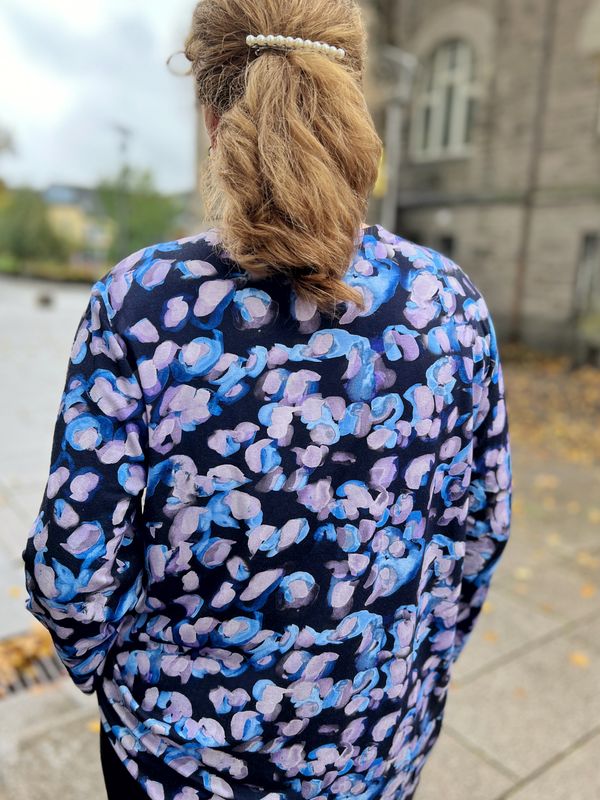 Kjersti bluse-topp blomster blå