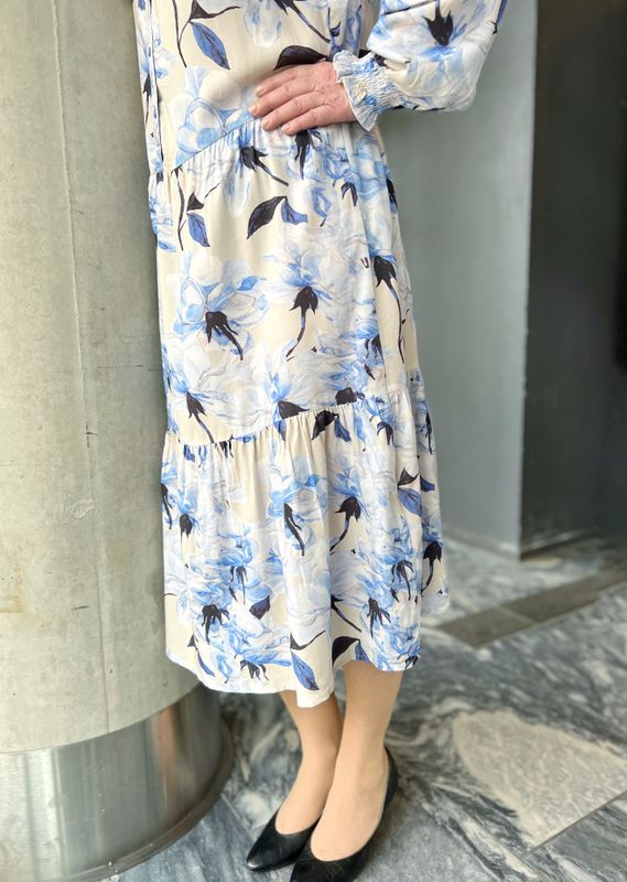 Marianne kjole med blå blomster