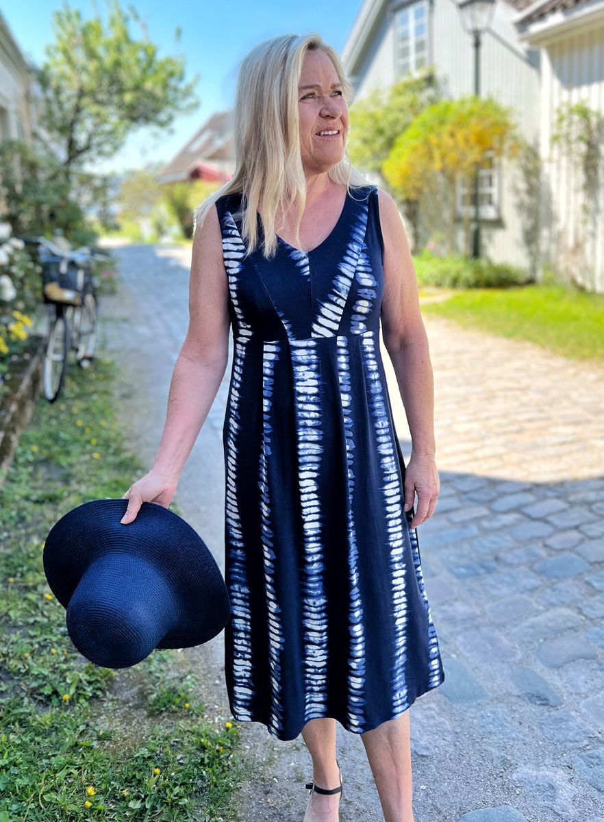 Sølvi ermeløs kjole blå batikk