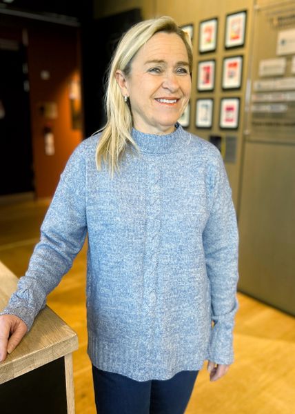 Hovedbilde Helga strikkegenser lys blå flettemønster