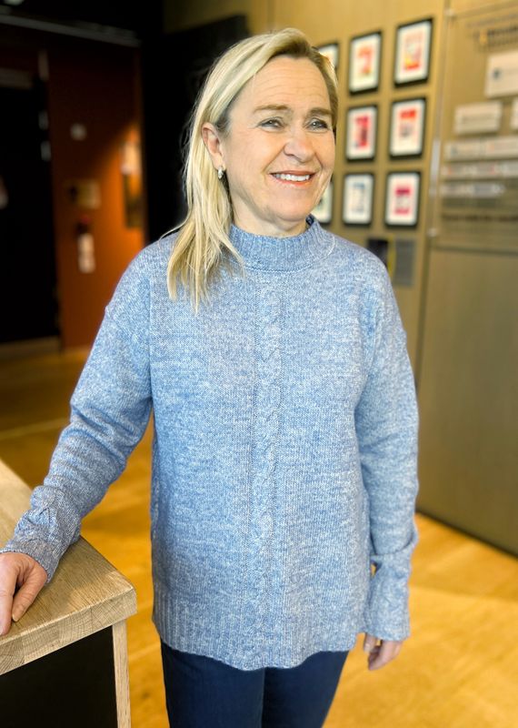 Helga strikkegenser lys blå flettemønster