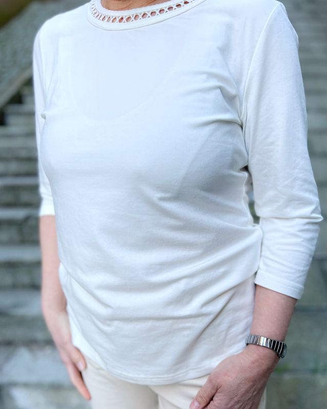 Kjersti topp med hullmønster kremhvit