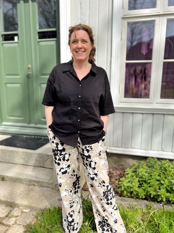 Tove sommerbukser svart blomst