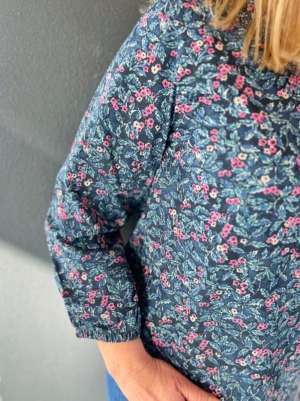Julie topp blå blomst
