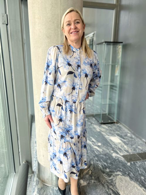 Hovedbilde Marianne kjole med blå blomster