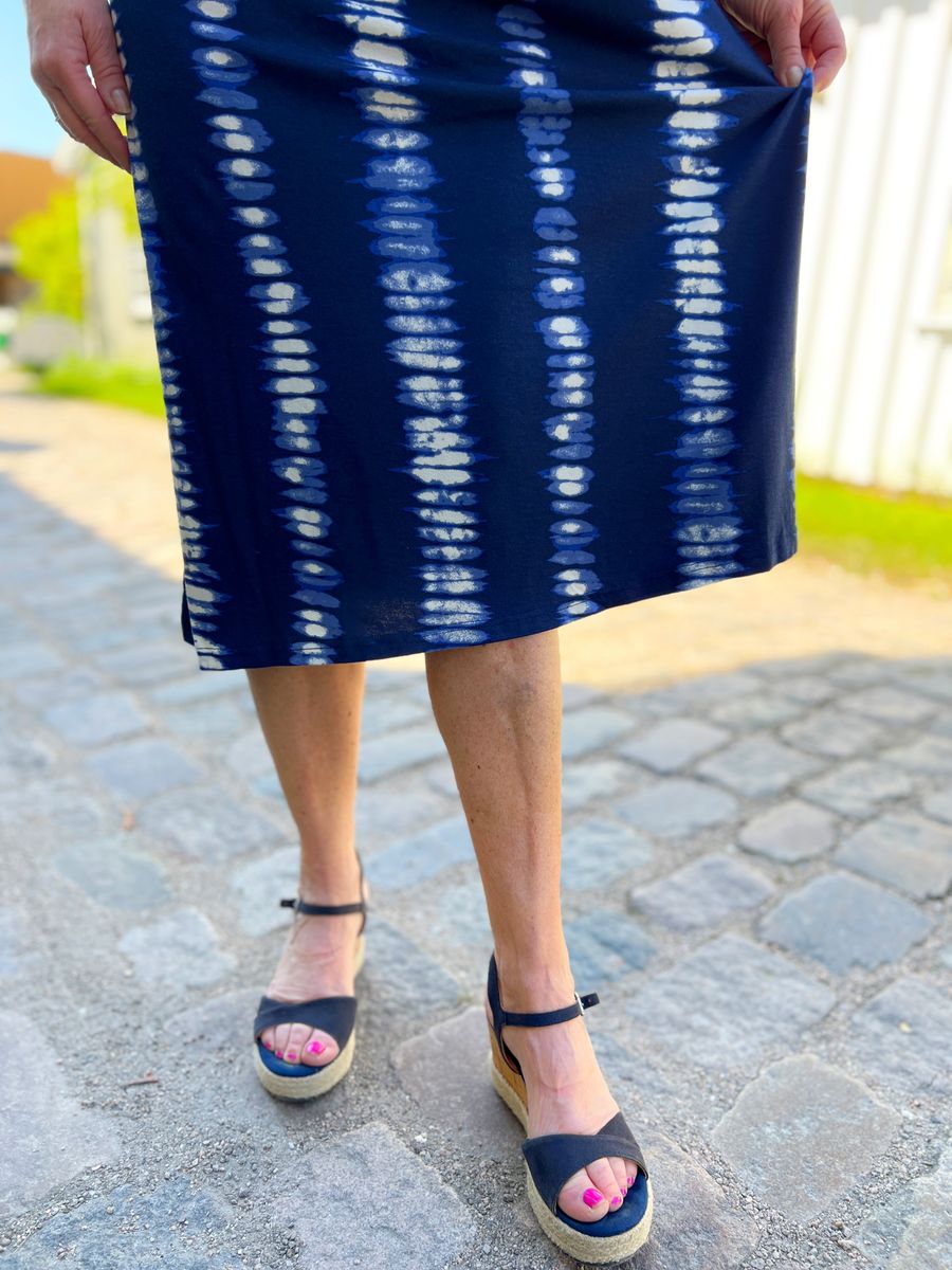 Sølvi ermeløs kjole blå batikk