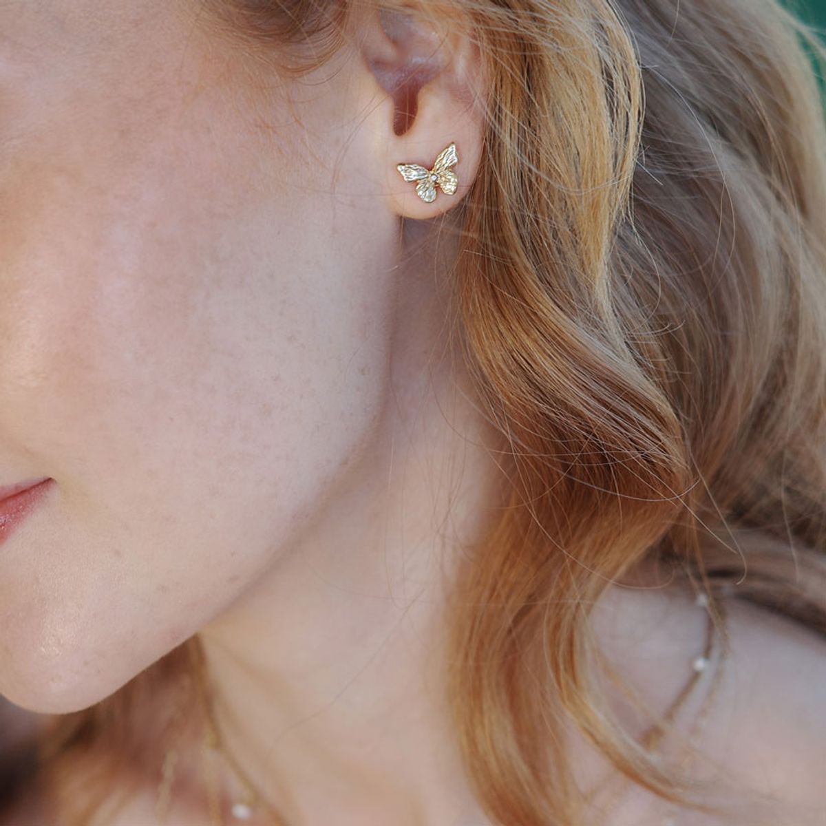 Øredobber sommerfugl gull