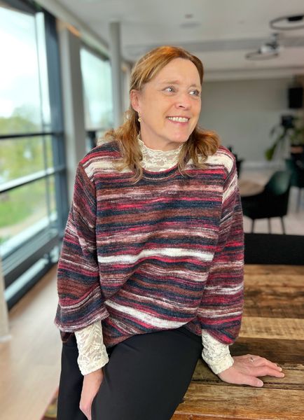 Hovedbilde Helga genser stripet salsa