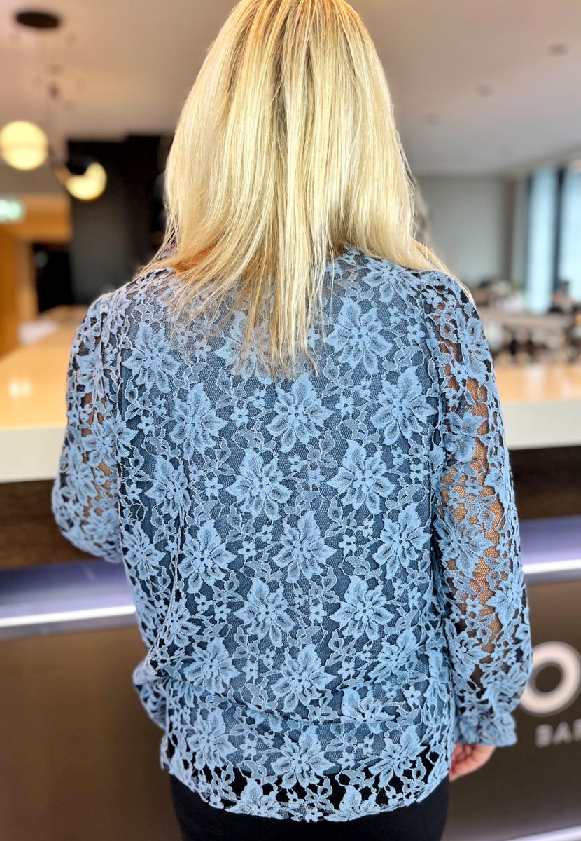 Helga bluse isblå blonde