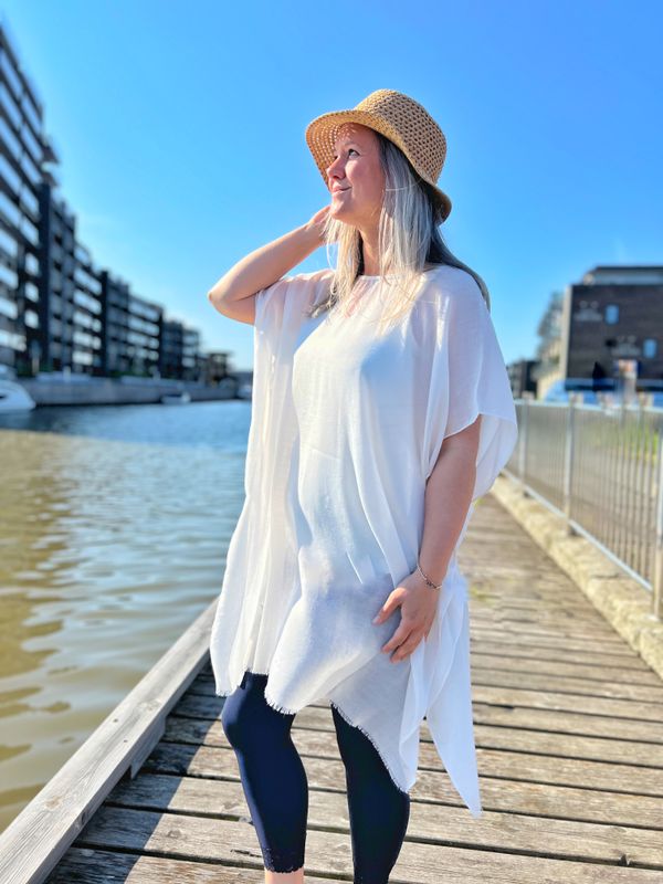 Strand-poncho kremhvit